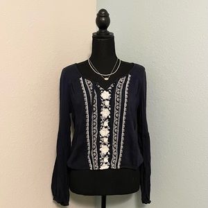 Hollister cropped navy blue top with white embroidered flowers.